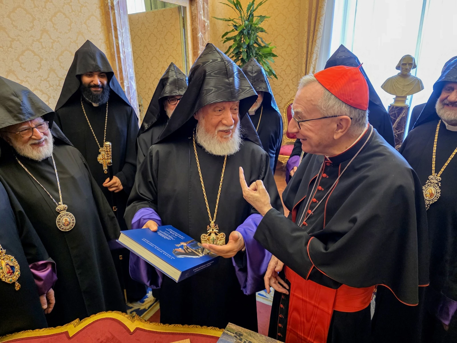 Catholicos Aram I, Vatican Secretary of State Cardinal Parolin discuss return of Karabakh residents, release of Armenian prisoners in Azerbaijan