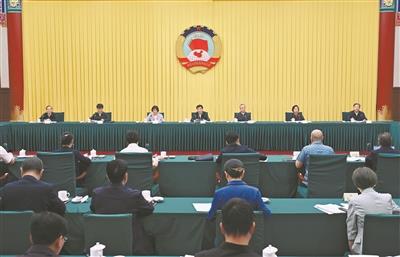 全国政协召开双周协商座谈会 围绕充分挖掘体育产业促进消费潜力协商议政 王沪宁主持
