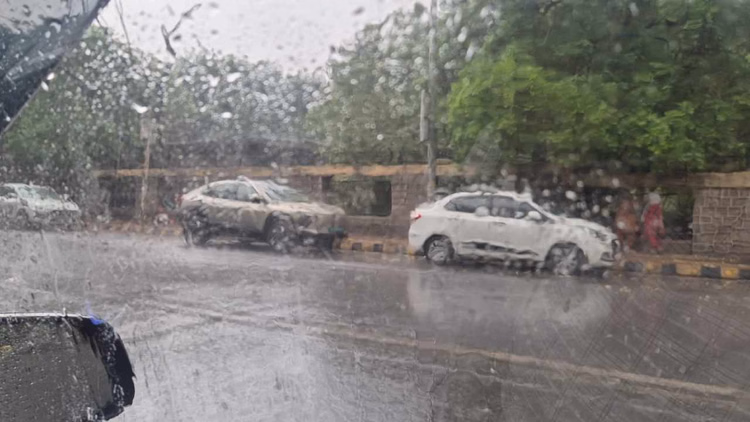 मौसम: पूर्वोत्तर में भारी बारिश, उत्तर-पश्चिम में आंधी-ओले का अलर्ट; कई राज्यों में मानसून आगे बढ़ने के आसार