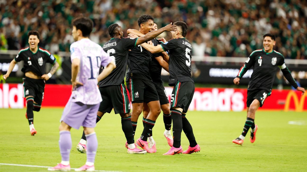 Korea GK gaffe helps Mexico clinch 1st in Group A