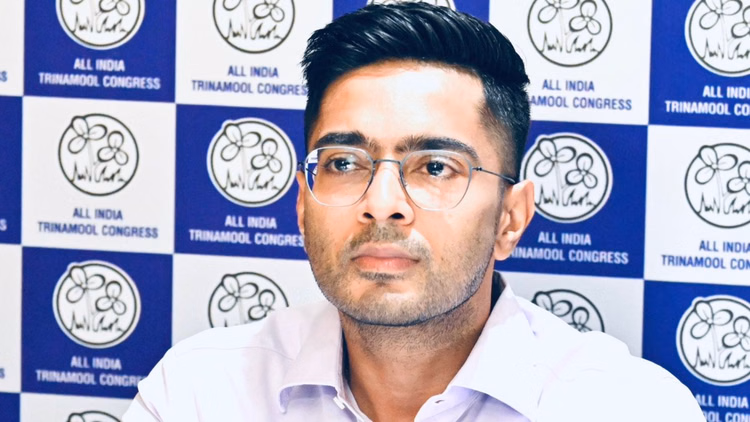 Politics: TMC में टूट के बाद अभिषेक बनर्जी ने संभाला मोर्चा, पार्टी सांसदों के साथ ओम बिरला से मिलने पहुंचे