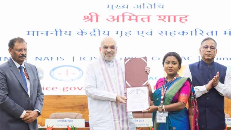 Amit Shah: गृह मंत्री बोले- शीर्ष अदालतों के साथ मिलकर लंबित मामले कम करने का ब्लूप्रिंट तैयार कर रहा मंत्रालय