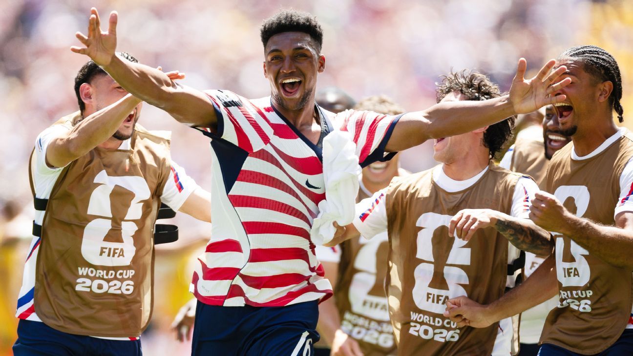 U.S. sees off Australia, advances to WC knockouts