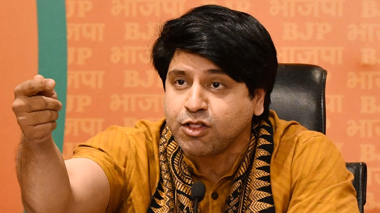 BJP vs Congress: मोदी की तारीफ कर थरूर ने बढ़ाई कांग्रेस की मुश्किलें? भाजपा ने राहुल पर साधा निशाना