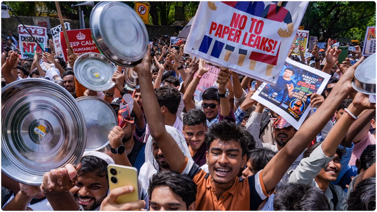 CJP Protest: परीक्षा घोटालों के खिलाफ छात्रों का प्रदर्शन, जवाबदेही की मांग को लेकर जंतर-मंतर पर जुटी भीड़