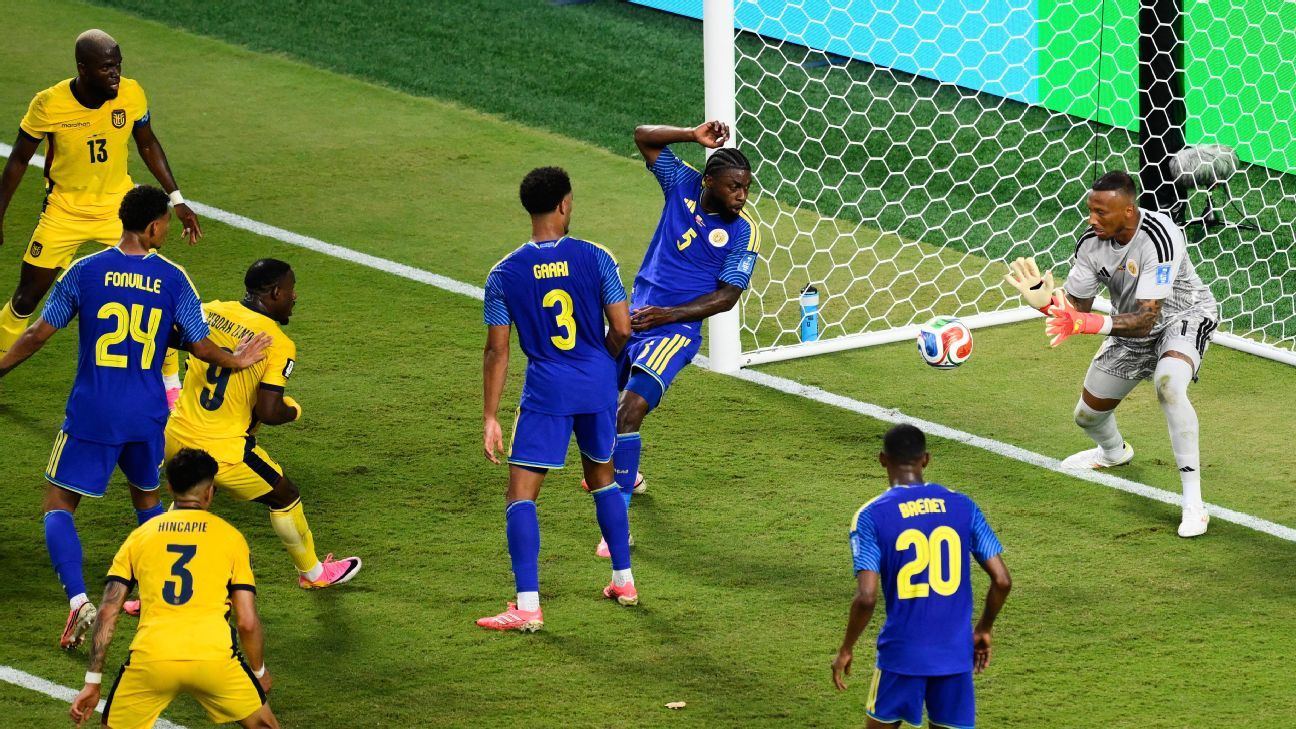 Curaçao GK ties Howard's WC save record in draw