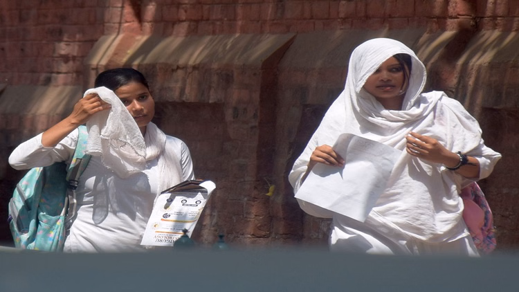 UP Weather: 39.6°C पहुंचा तापमान, तेज धूप और उमस ने बढ़ाई परेशानी; जानें कब मिलेगी राहत