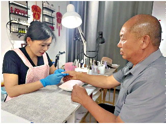 美甲店免费为老人做“摘豆角美甲” 收获网友点赞