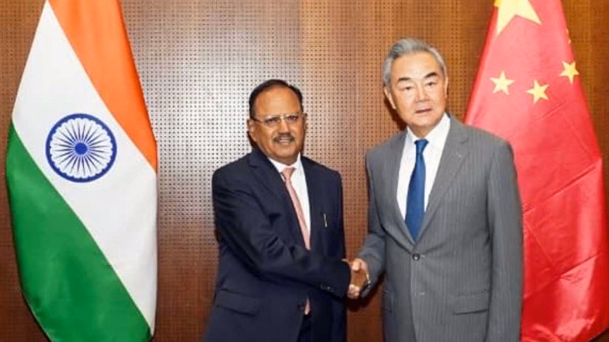 BRICS NSA Meet: अजीत डोभाल और वांग यी ने की मुलाकात, भारत-चीन संबंधों को स्थिर बनाने पर जोर
