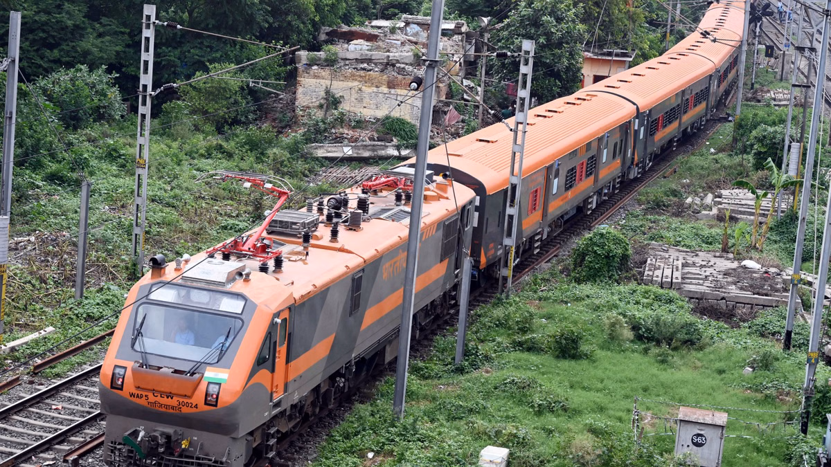 India Railways: रेलवे परीक्षा के अभ्यर्थियों के लिए खुशखबरी, कई रूटों पर स्पेशल ट्रेनें, जानें टाइम टेबल