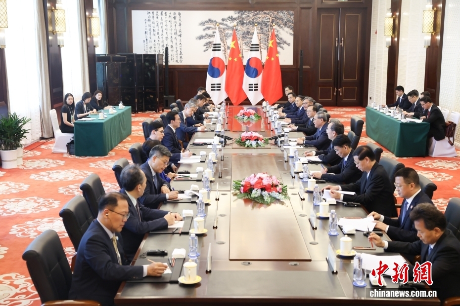 李强会见韩国总理金民锡