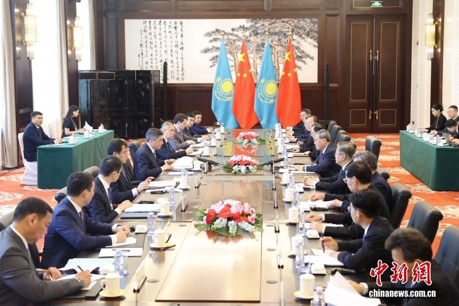 李强会见哈萨克斯坦总理别克捷诺夫