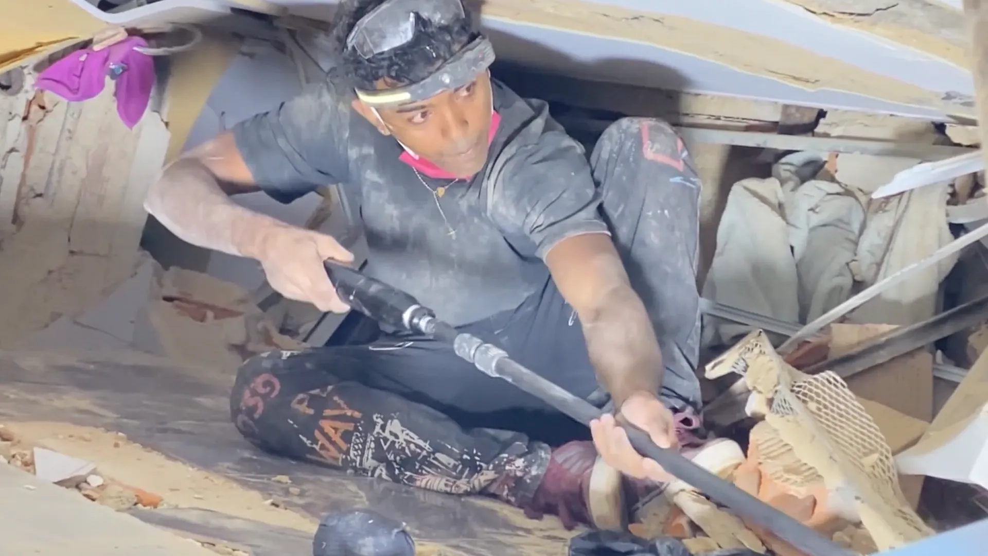Venezuela rescuers race against the clock to find more survivors