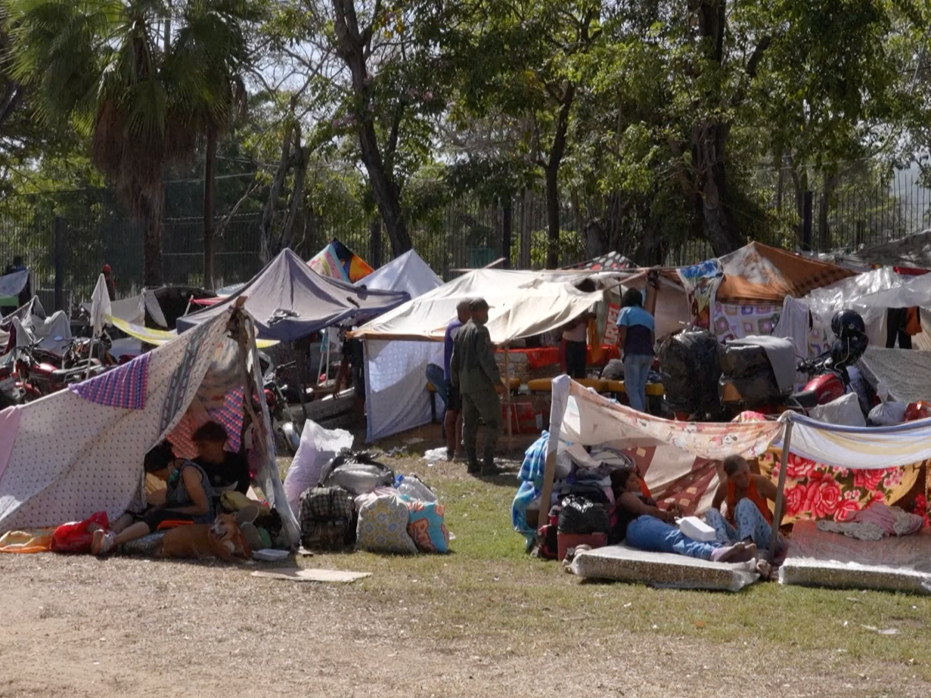 Venezuela earthquake victims shelter at golf course