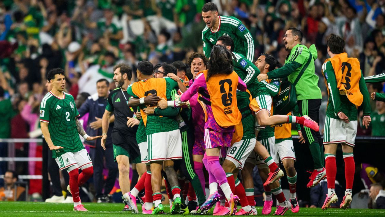 Mexico send a World Cup message from 'Fortress Azt...