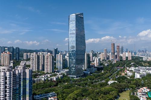 福州：“大空调”喷水雾为游客和市民降温