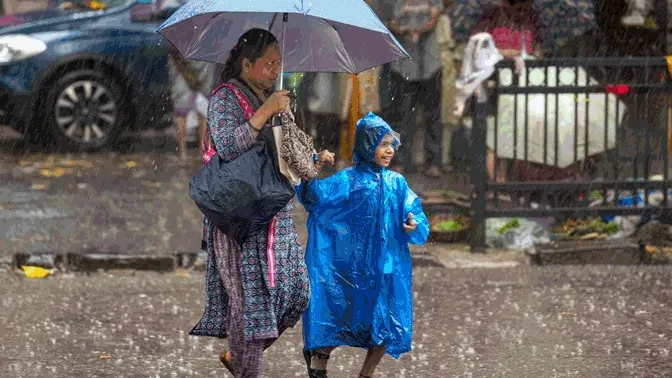 Photos: क्या मुंबई पर मंडरा रहा बड़ा खतरा? रेड अलर्ट के बीच भारी बारिश, तूफानी हवाओं और ऊंची लहरों की चेतावनी
