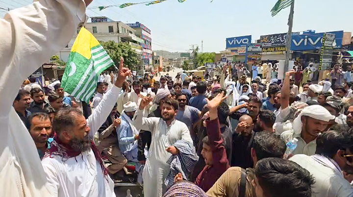 Pakistan: PoJK में पाकिस्तान के खिलाफ बगावत तेज, लंदन में भी सड़कों पर उतरे हजारों लोग; भारत से मदद की गुहार
