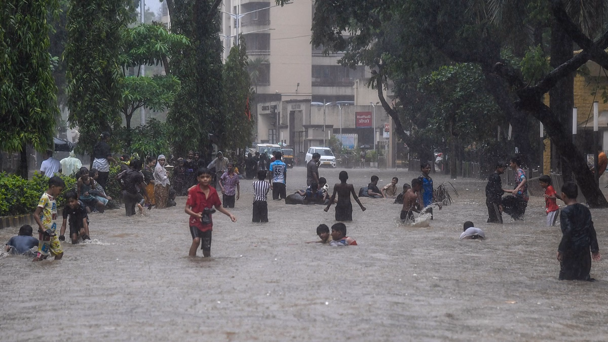 Monsoon: महाराष्ट्र में बारिश का कहर जारी, मुंबई में स्कूल-कॉलेज बंद; गुजरात में भारी बारिश की चेतावनी जारी
