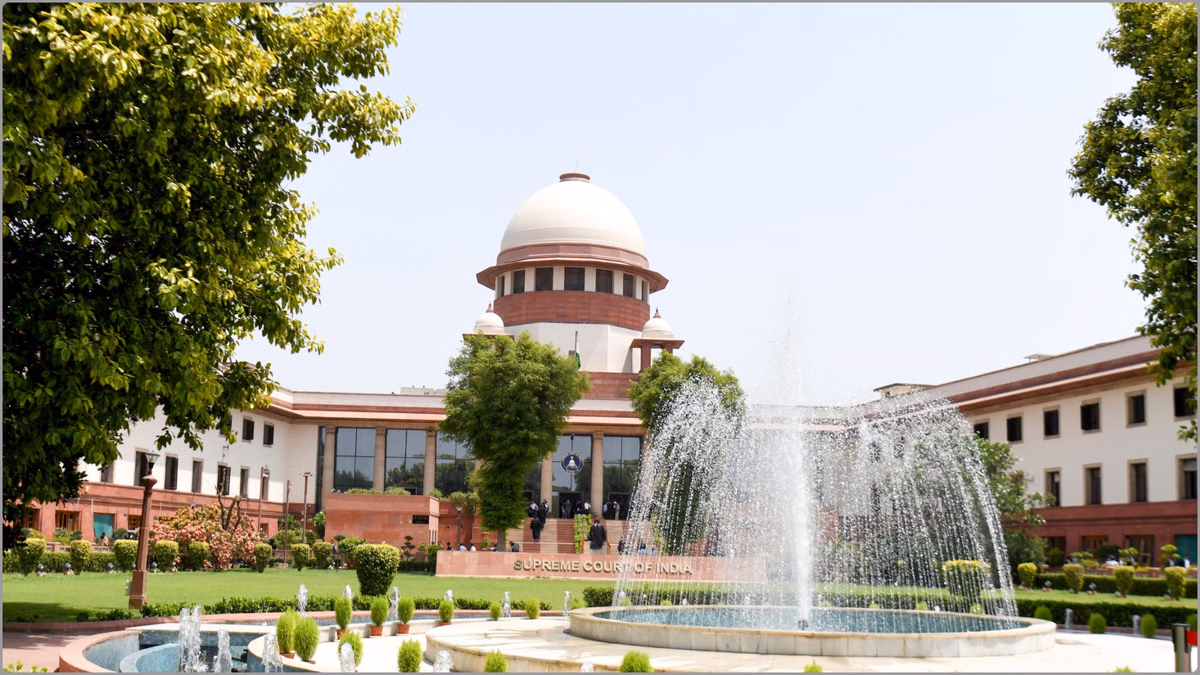 SC: पेपर उछाले, अभद्र भाषा...., सुप्रीम कोर्ट में याचिकाकर्ता का हाईवोल्टेज ड्रामा? घसीटकर बाहर निकाला गया