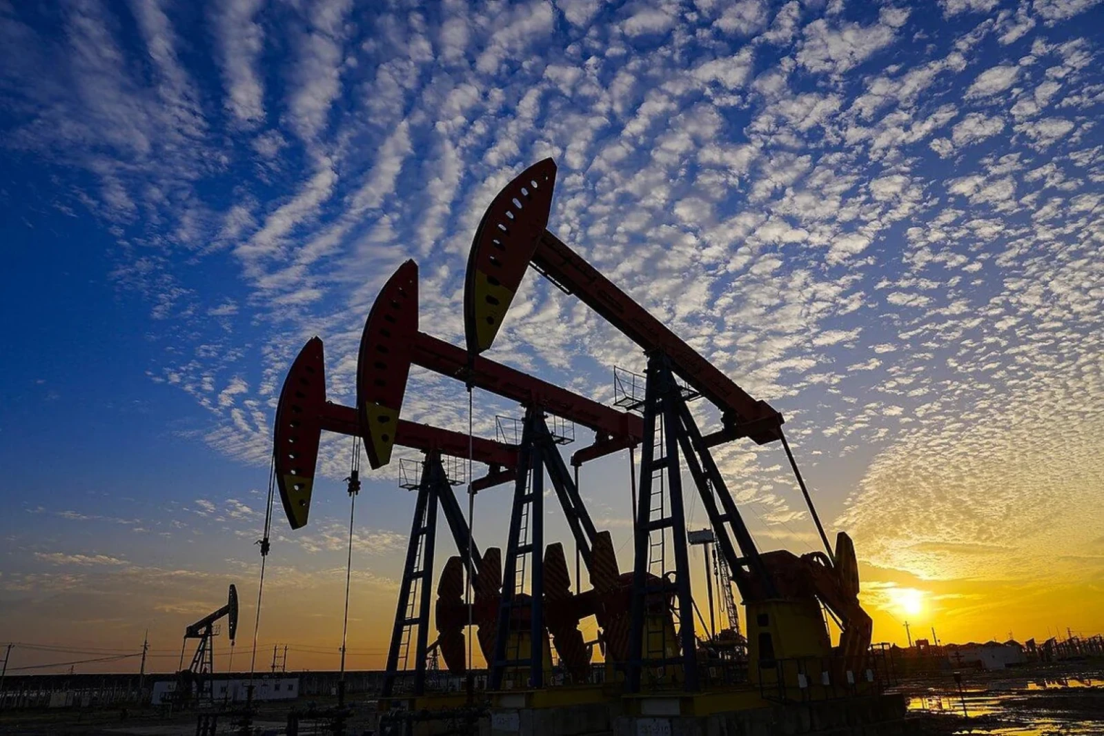 Brent oil rises 2.8%, but WTI oil falls 4.4% Tuesday morning